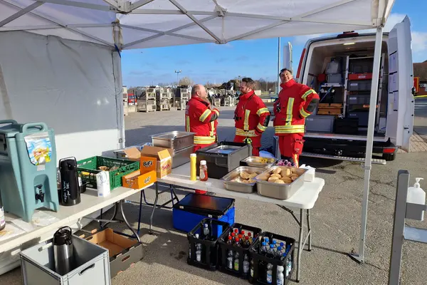 Fachgruppe Transport: Unterstützung bei Einsatzverpflegung und Bereitstellung Wechselladerfahrzeug mit Sonderlöschmitteln